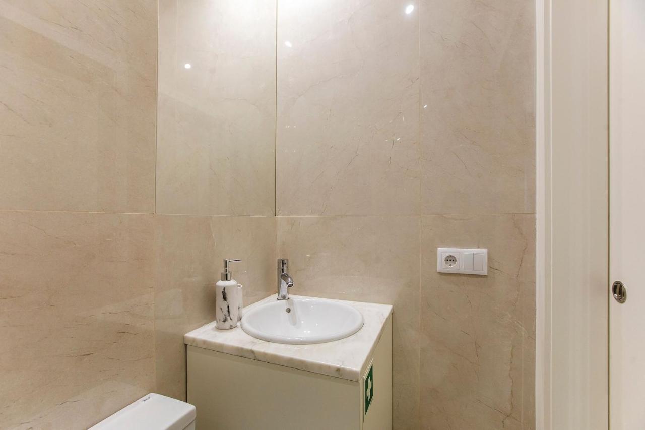 Lovelystay - Cozy 1Br In Santa Catarina W/ Balcony 포르투 외부 사진